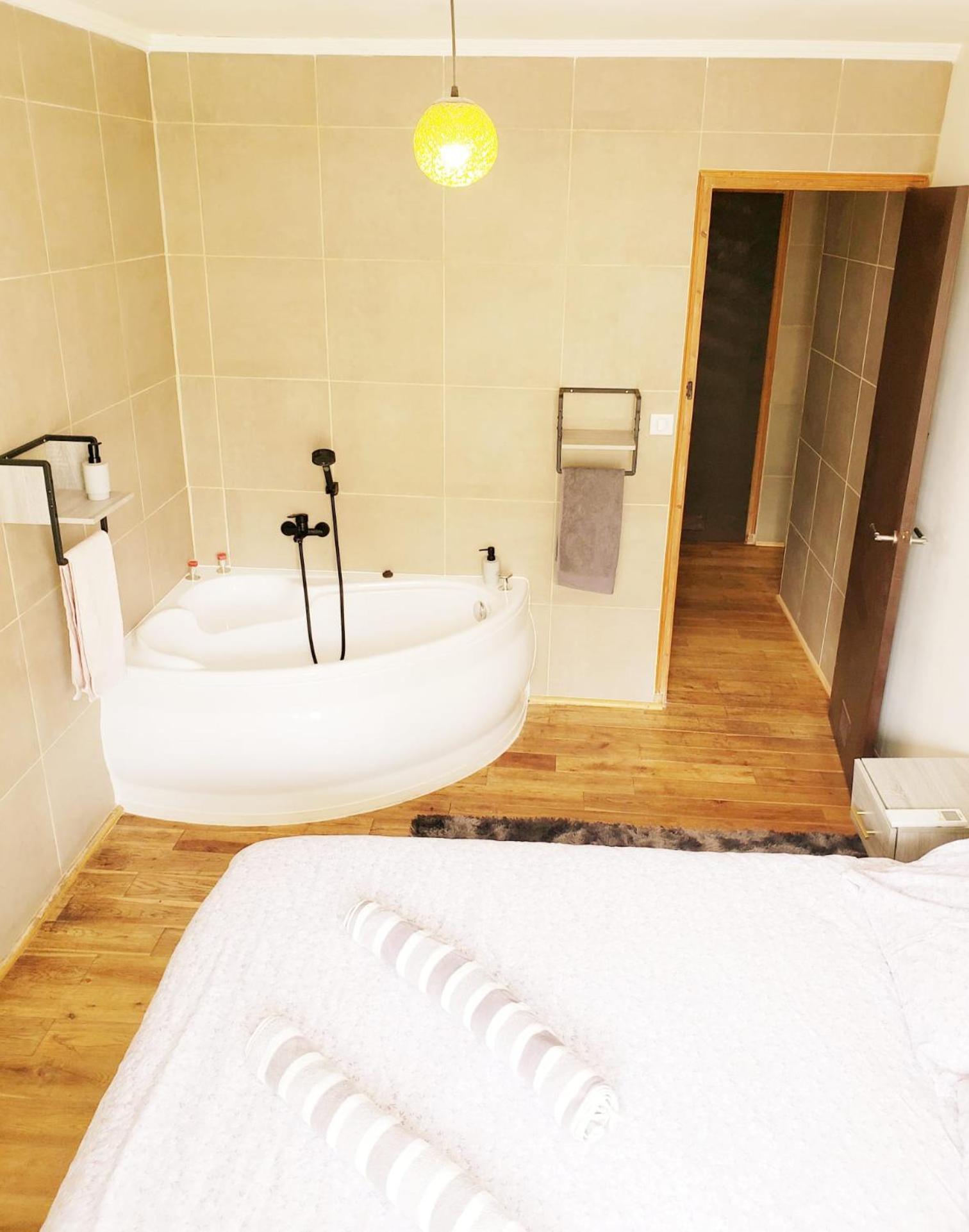Air-Conditioned Residential Suite From 1 To 6 - Bathtubs In Rooms - Wifi - Kitchen - Laundry - Self-Arrival - Parking *