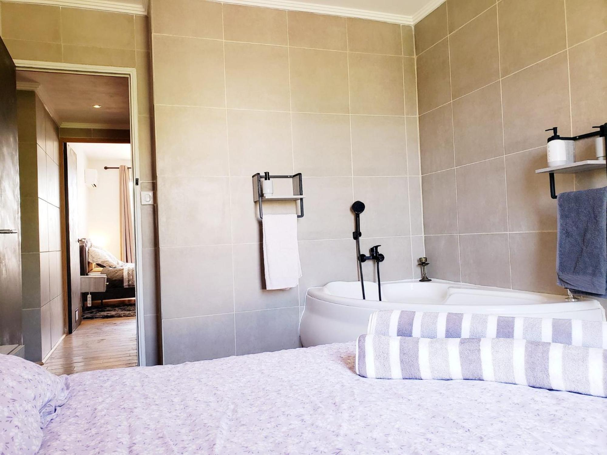 Air-Conditioned Residential Suite From 1 To 6 - Bathtubs In Rooms - Wifi - Kitchen - Laundry - Self-Arrival - Parking