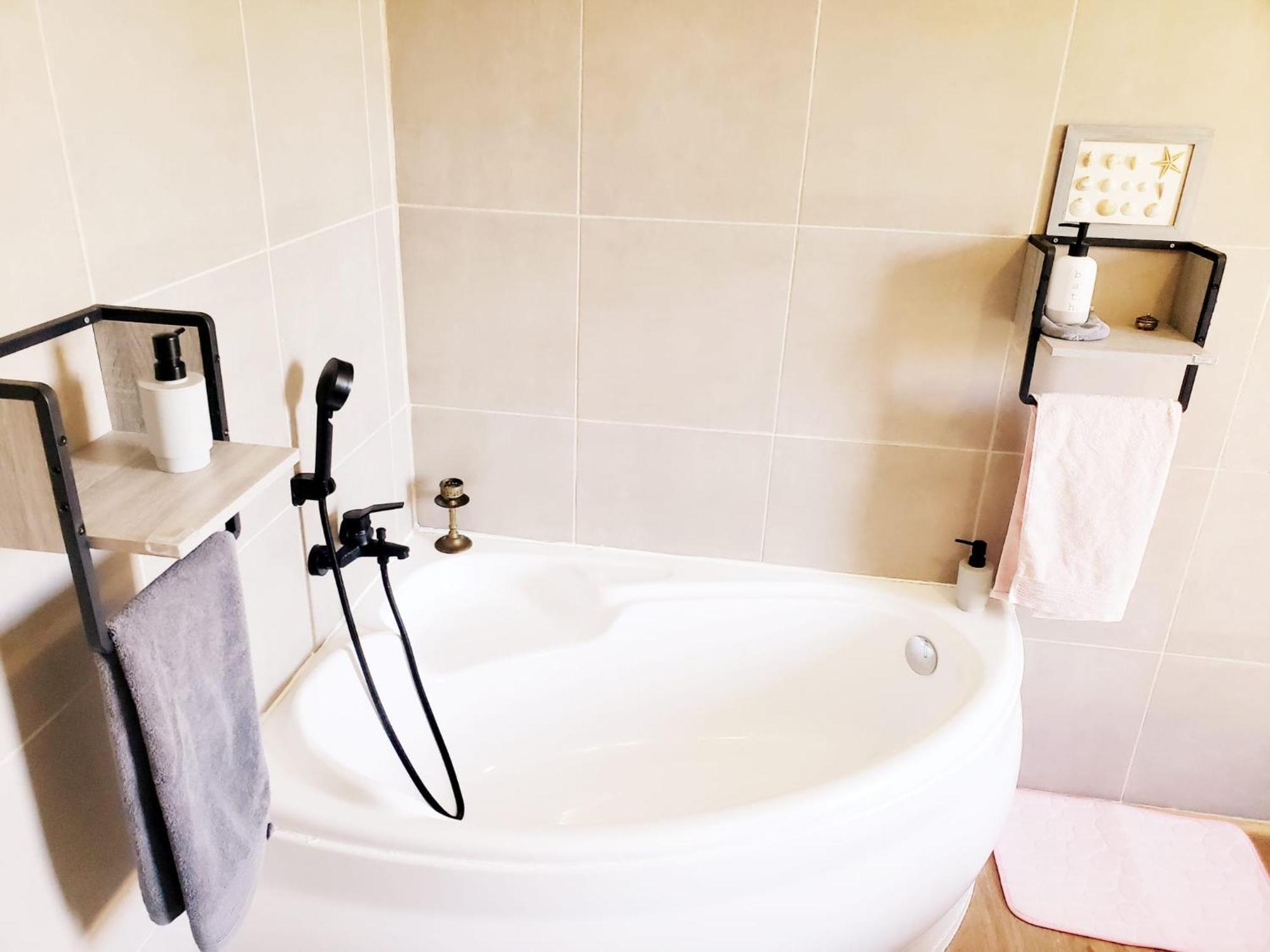 Air-Conditioned Residential Suite From 1 To 6 - Bathtubs In Rooms - Wifi - Kitchen - Laundry - Self-Arrival - Parking