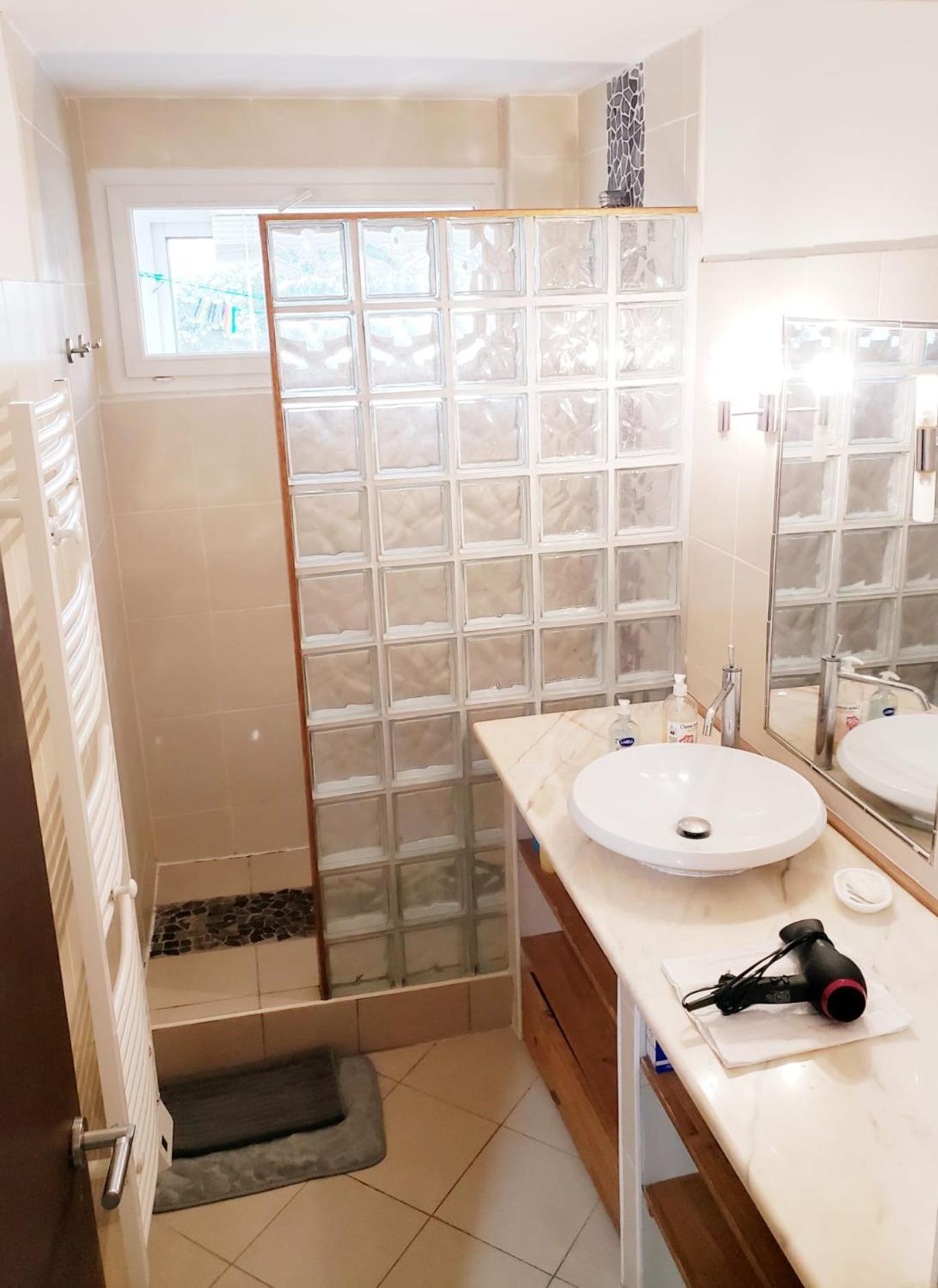 Air-Conditioned Residential Suite From 1 To 6 - Bathtubs In Rooms - Wifi - Kitchen - Laundry - Self-Arrival - Parking